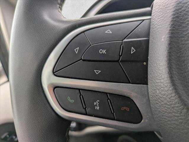 Used 2024 Chrysler Pacifica Select image 15