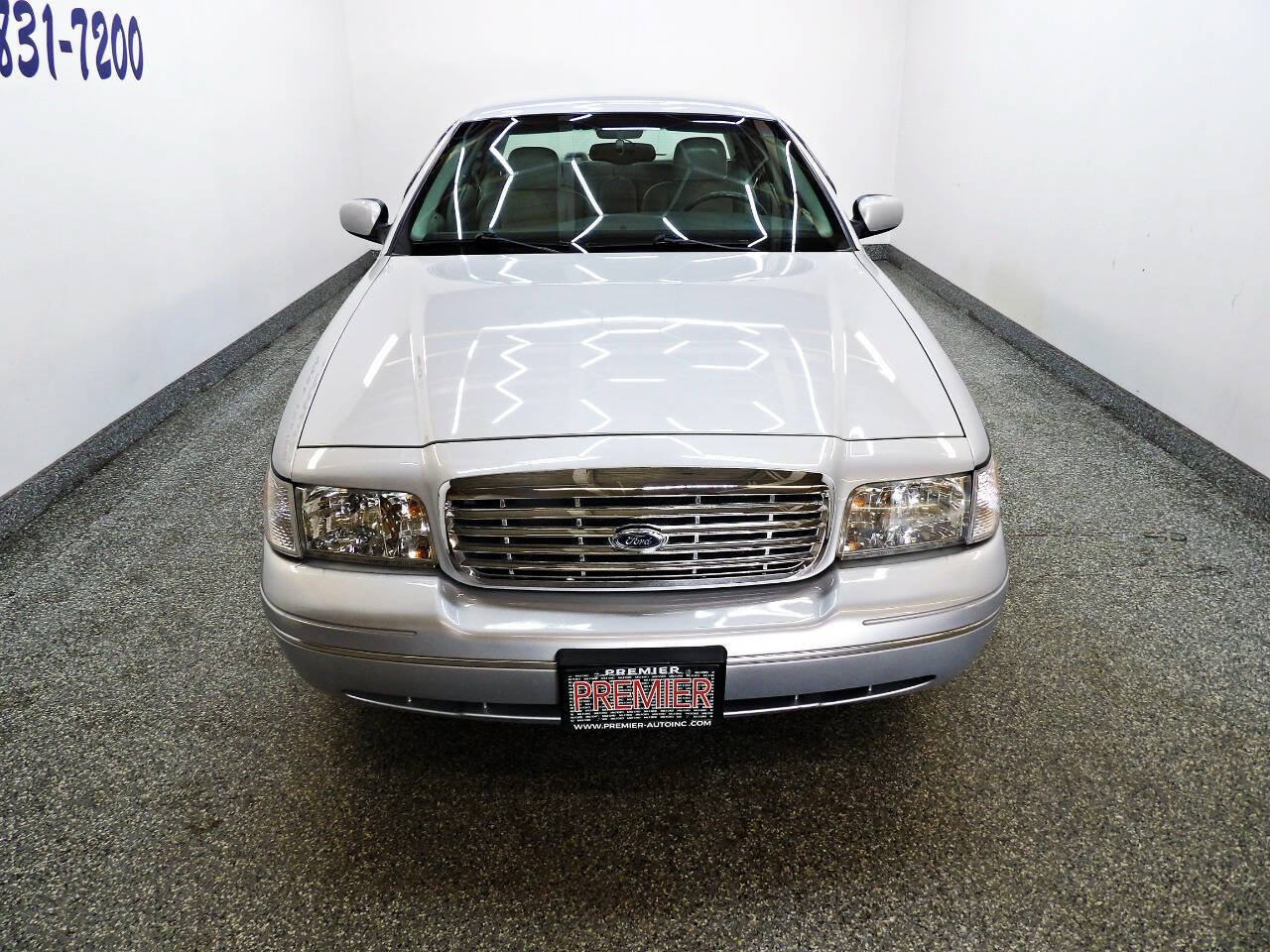 Used 2003 Ford Crown Victoria LX RWD image 2