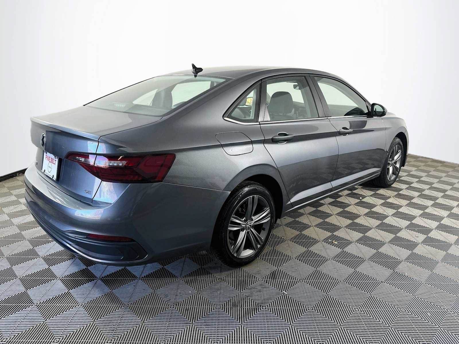 Used 2024 Volkswagen Jetta SE FWD image 4