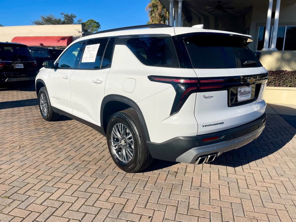 Used 2025 Chevrolet Traverse LT image 3