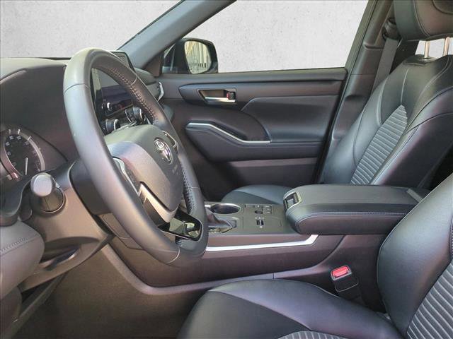 Used 2024 Toyota Highlander XSE image 16