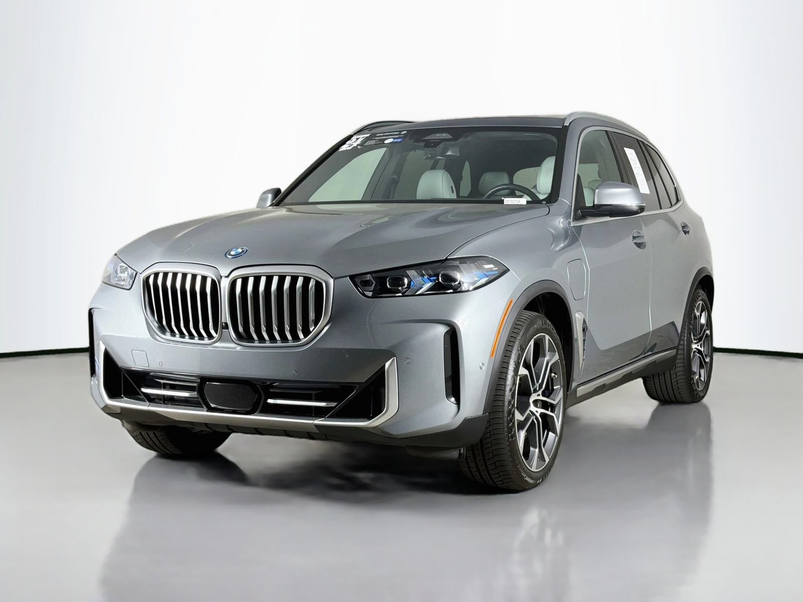Used 2024 BMW X5 xDrive50e w/ Executive Package AWD/4WD image 3
