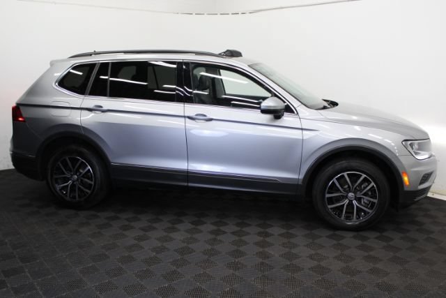Used 2021 Volkswagen Tiguan SE w/ Panoramic Sunroof Package FWD image 4