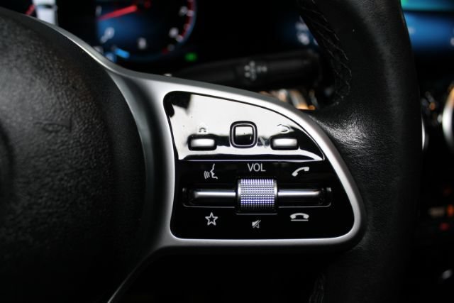Used 2020 Mercedes-Benz GLB 250 4MATIC w/ Premium Package image 21