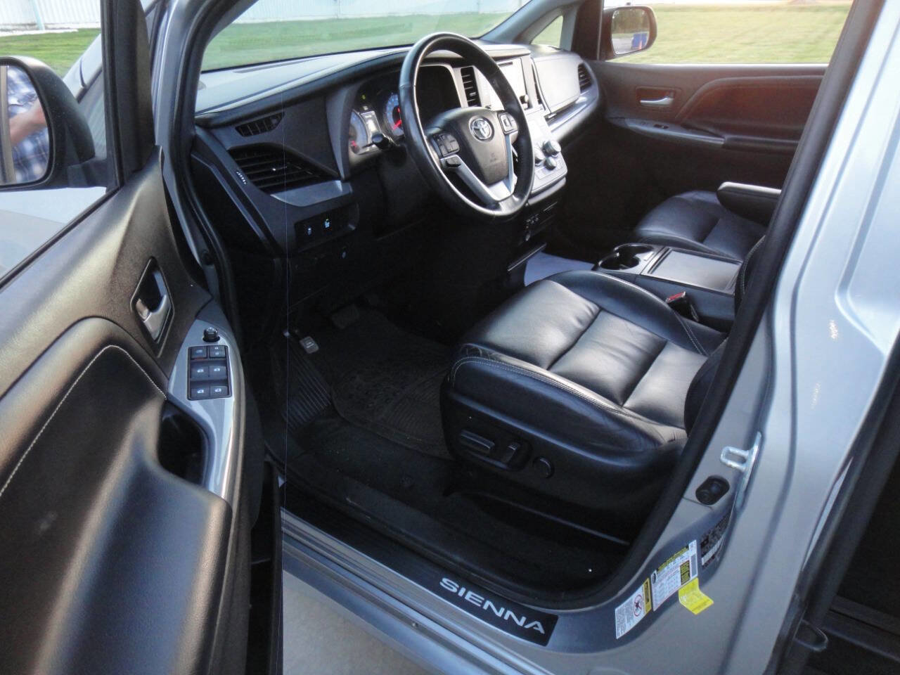 Used 2016 Toyota Sienna SE Premium image 23