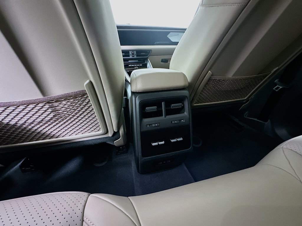 Used 2024 Porsche Macan 4 Electric image 27