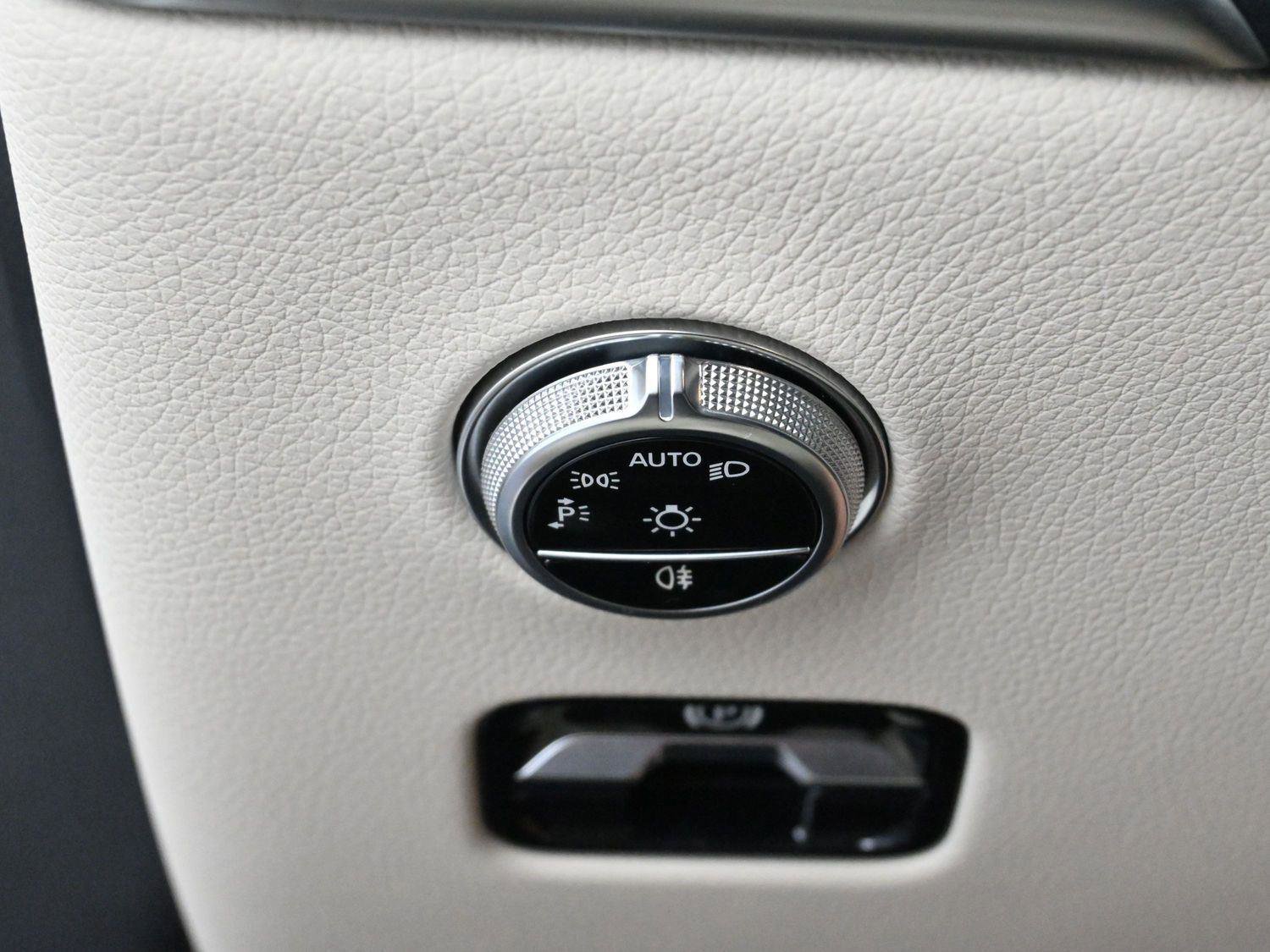 Used 2024 Mercedes-Benz GLC 300 4MATIC image 25