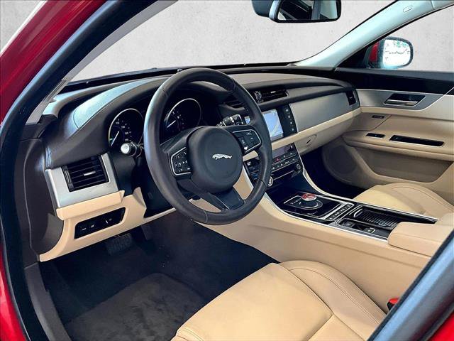 Used 2018 Jaguar XF Premium RWD image 13