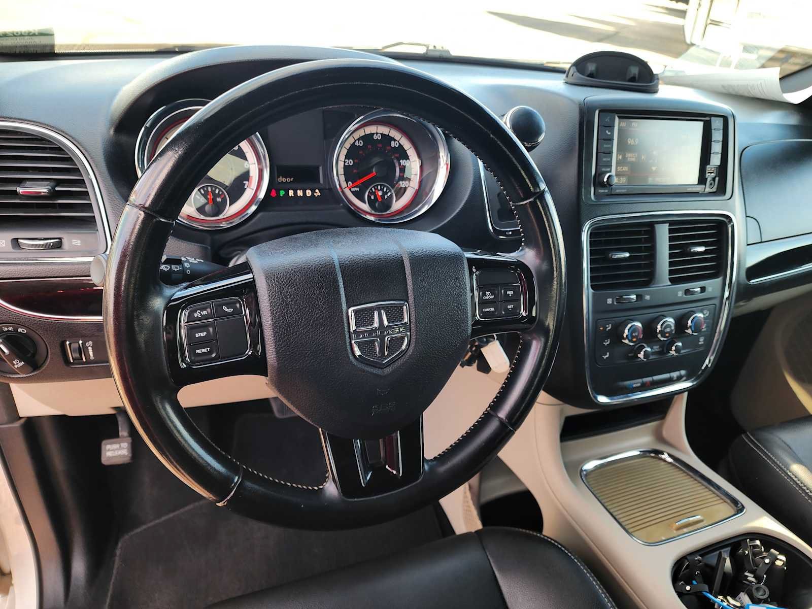 Used 2020 Dodge Grand Caravan SXT FWD image 2