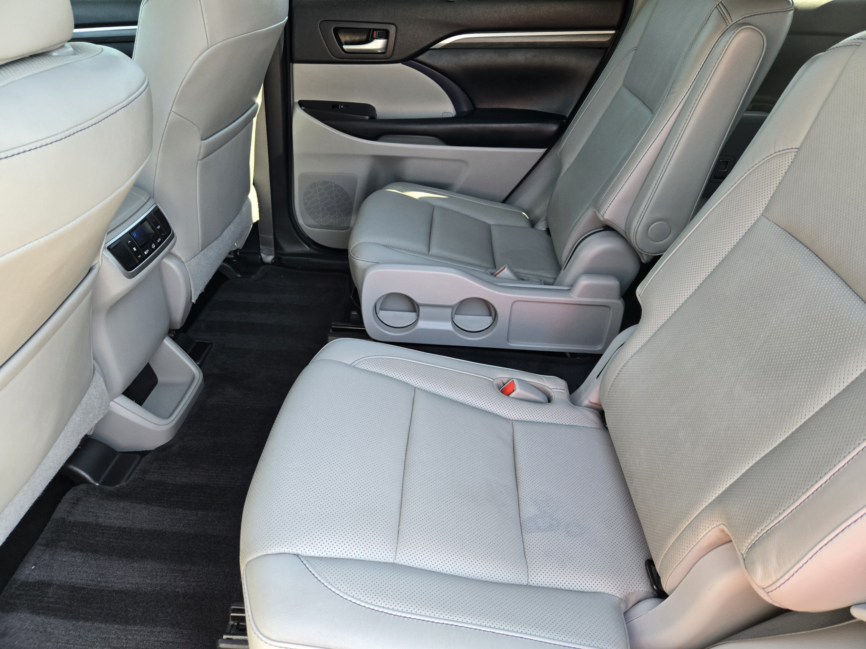 Used 2018 Toyota Highlander Limited FWD image 28