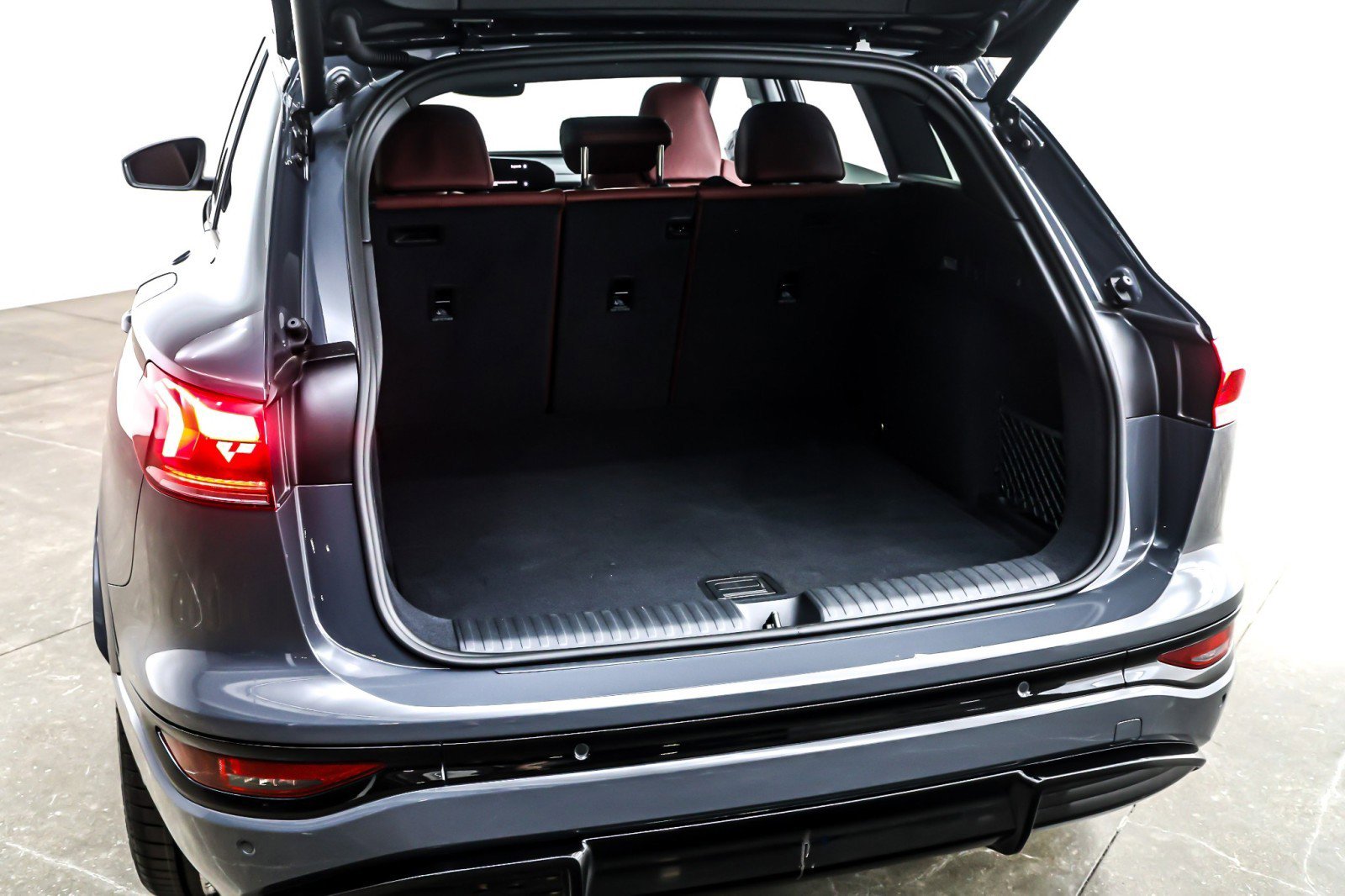 Used 2025 Audi SQ6 e-tron Prestige w/ Red Edition One image 24