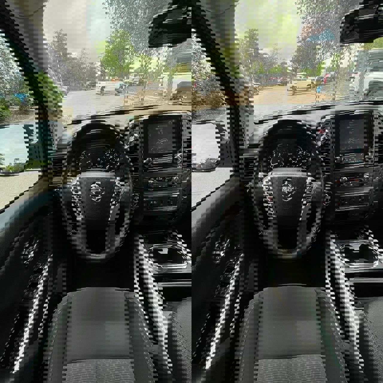 Used 2024 Nissan Titan SV w/ SV Convenience Package image 12