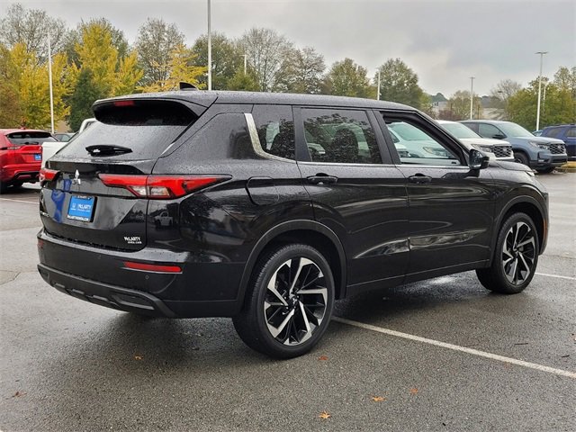 Used 2024 Mitsubishi Outlander SE image 3