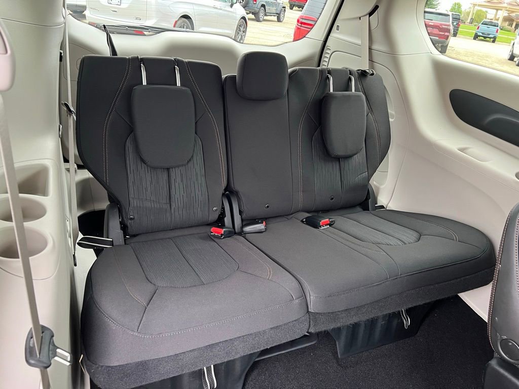 Used 2020 Chrysler Pacifica Touring w/ Tire & Wheel Group FWD image 18