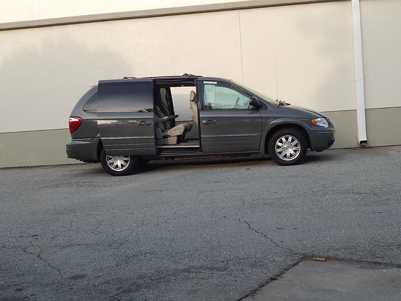 Used 2005 Chrysler Town & Country Touring w/ Luxury Group FWD image 3