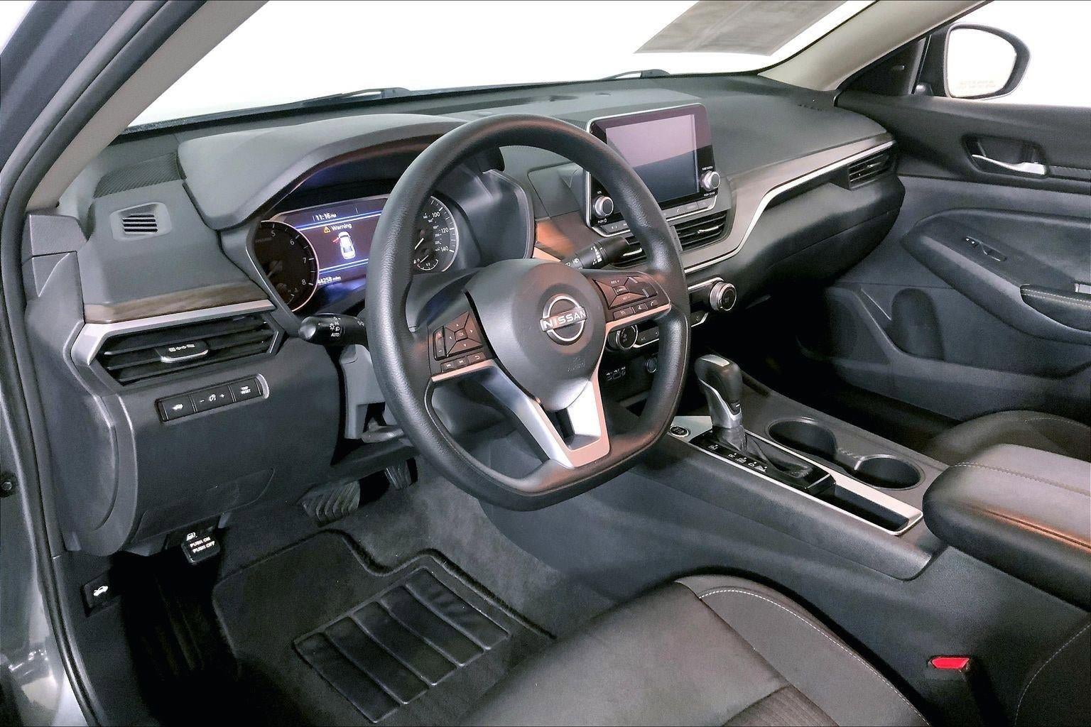 Used 2025 Nissan Altima 2.5 SV FWD image 14