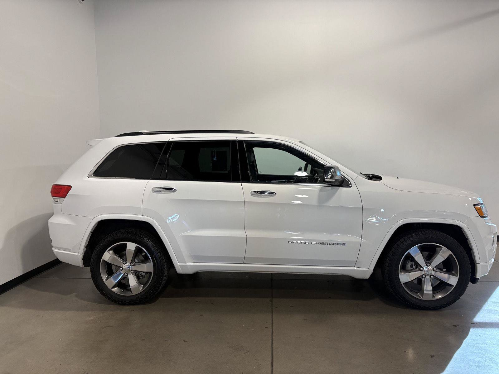 Used 2015 Jeep Grand Cherokee Overland AWD/4WD image 2