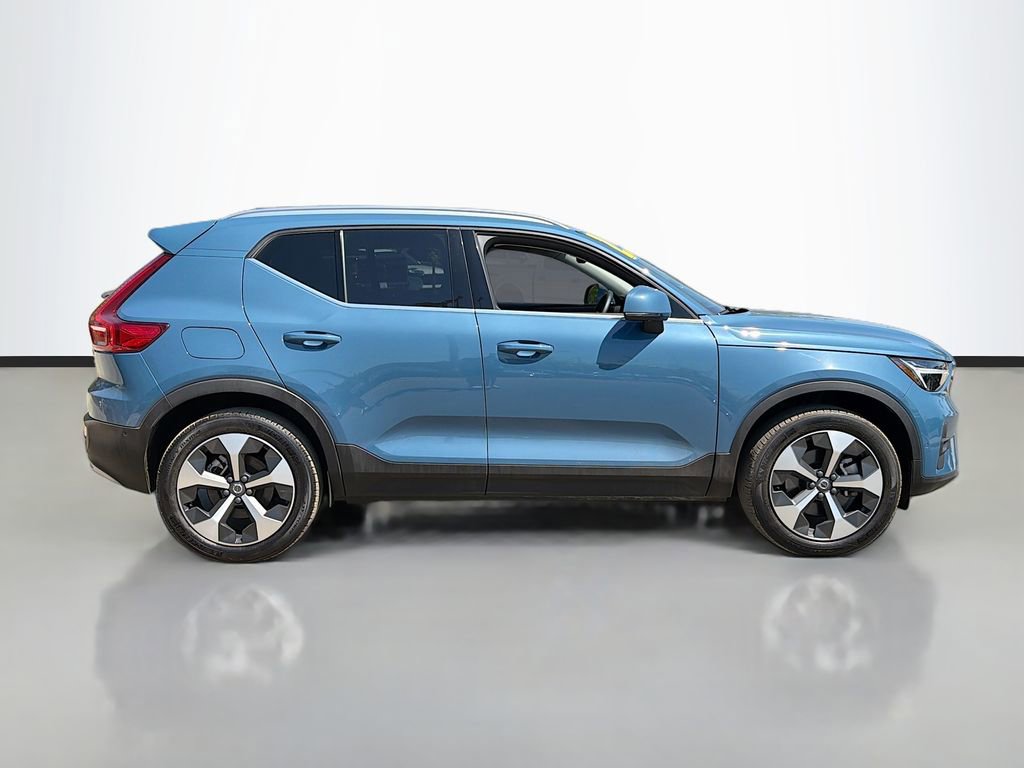 Used 2025 Volvo XC40 B5 Plus image 4