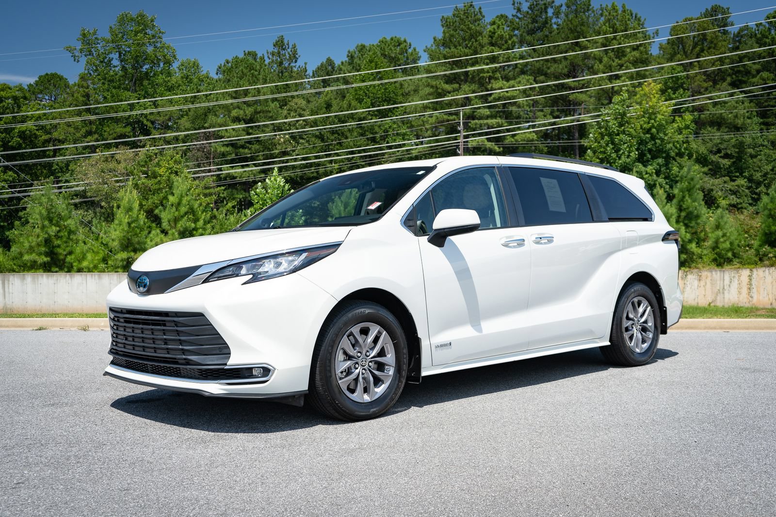 Used 2021 Toyota Sienna XLE w/ XLE Plus Package AWD/4WD image 3