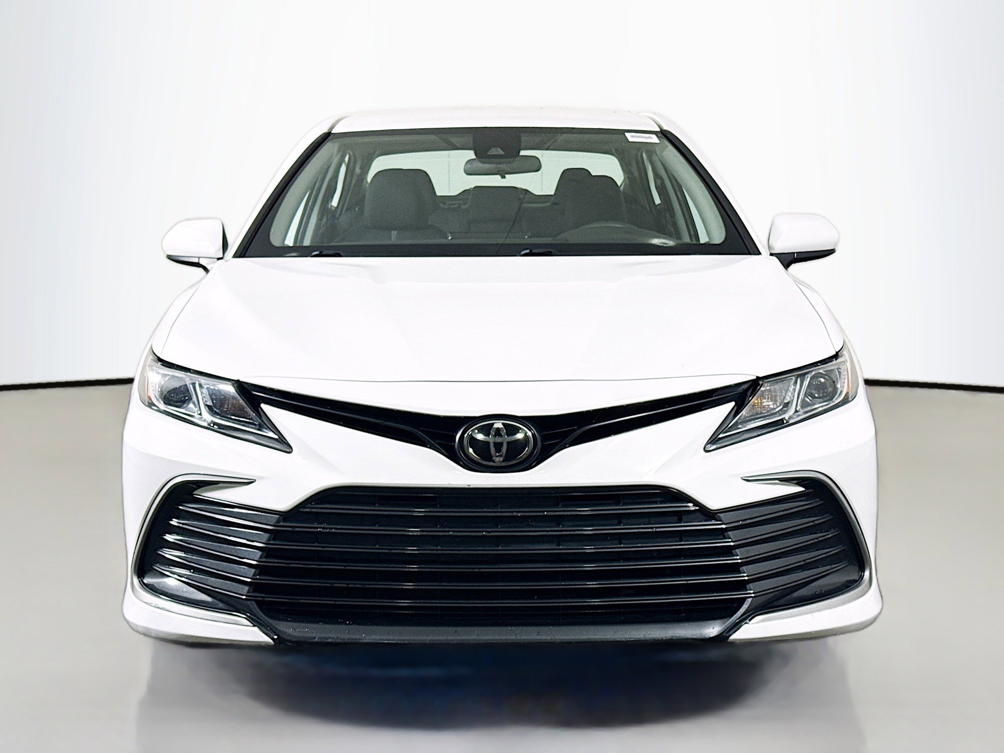 Used 2022 Toyota Camry LE image 2