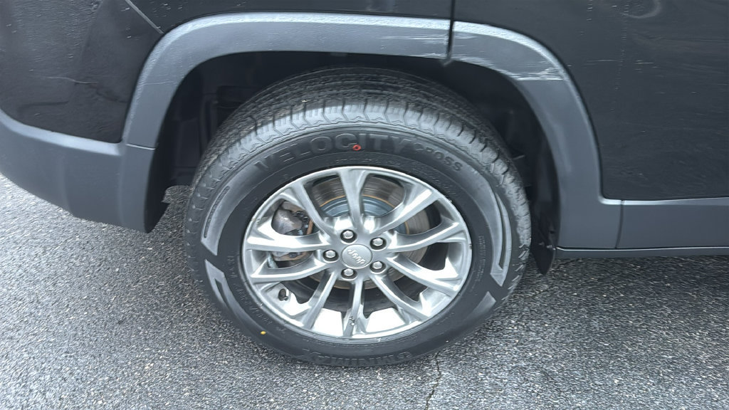 Used 2019 Jeep Cherokee Latitude Plus w/ Cold Weather Group AWD/4WD image 14