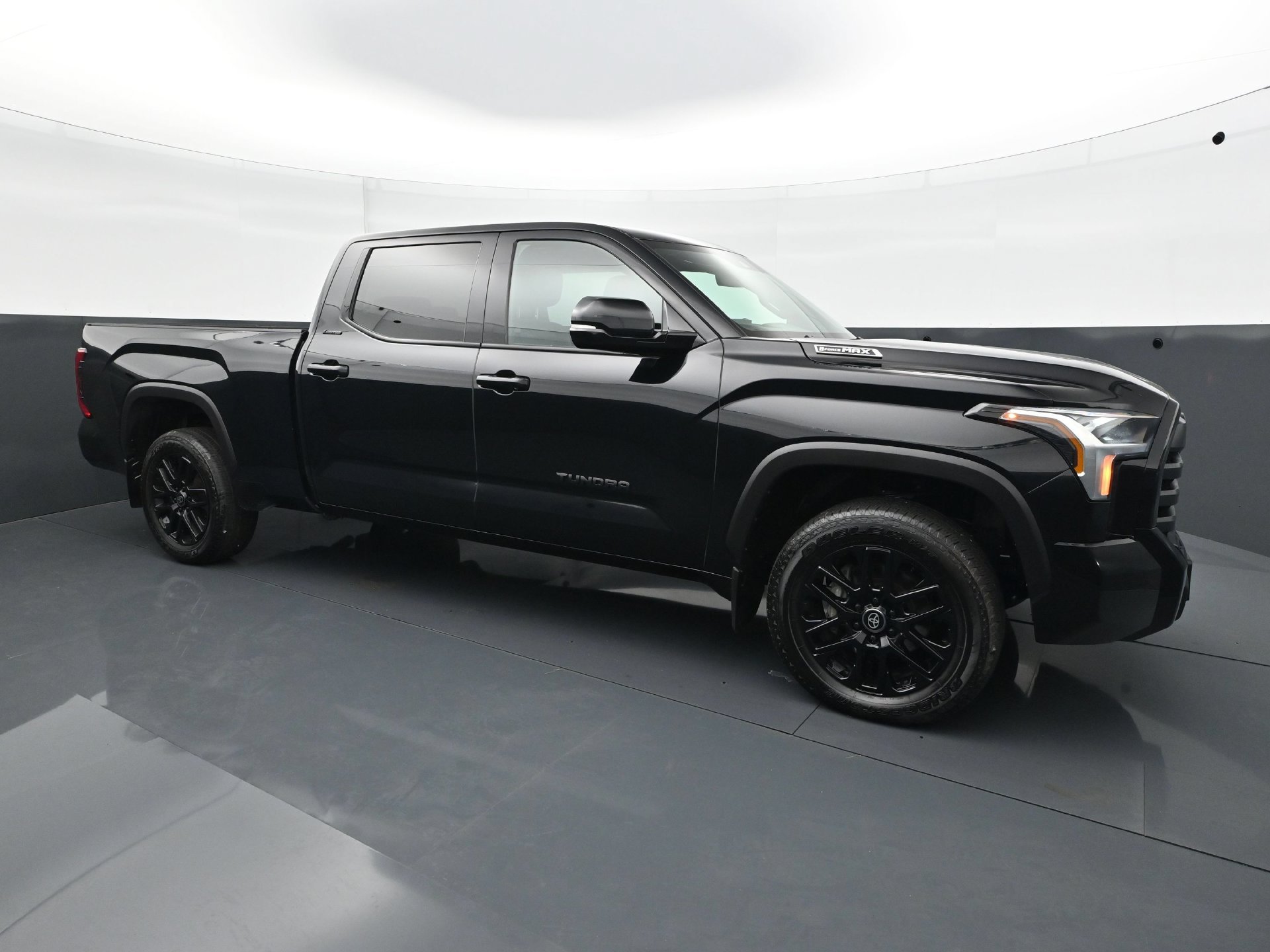 Used 2025 Toyota Tundra Limited AWD/4WD image 9