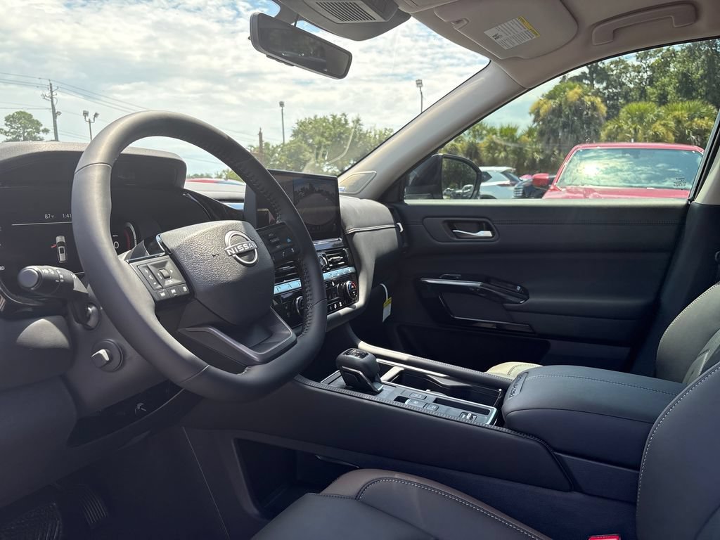 New 2026 Nissan Pathfinder Platinum FWD image 5
