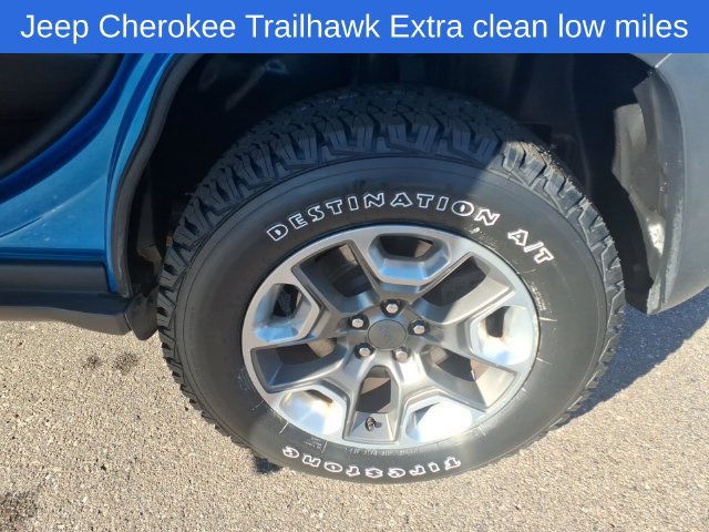 Used 2019 Jeep Cherokee Trailhawk w/ Comfort/Convenience Group AWD/4WD image 14