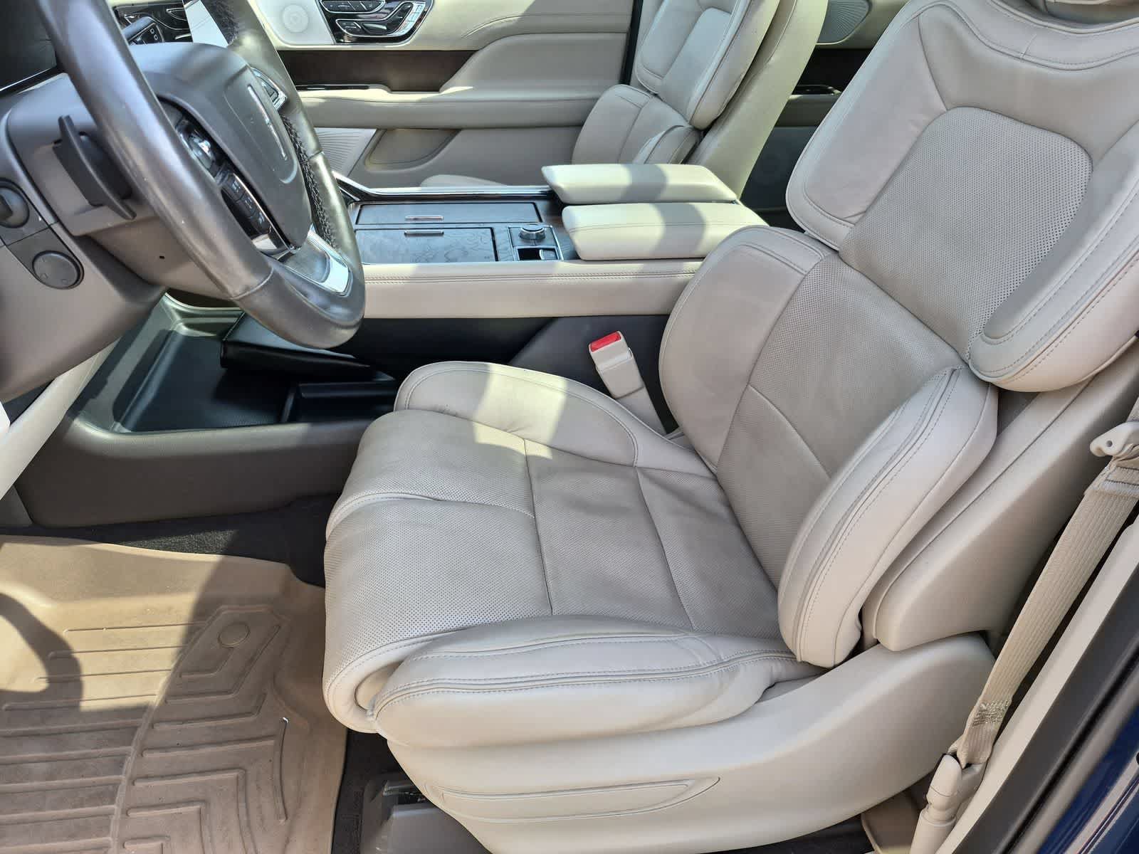 Used 2018 Lincoln Navigator Reserve w/ Technology Package AWD/4WD image 16