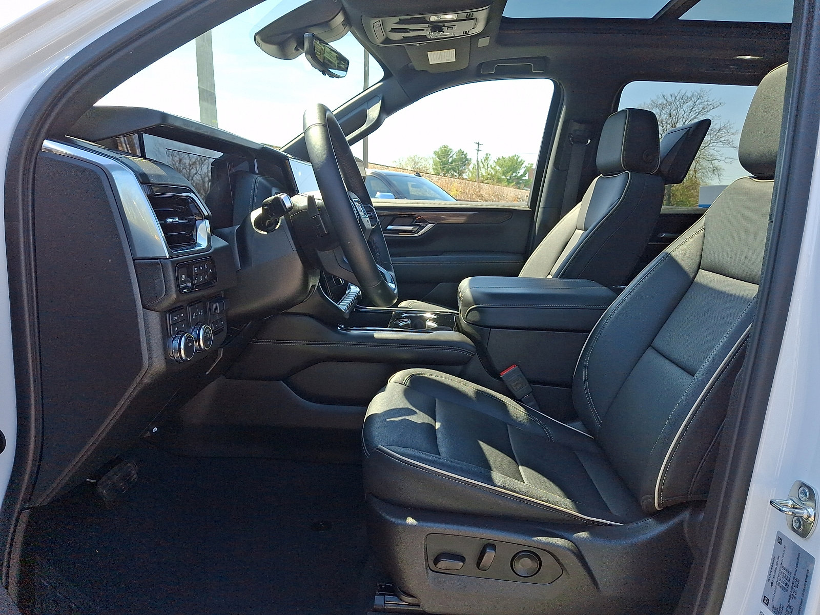 Used 2025 GMC Yukon XL Elevation w/ Elevation Premium Package image 15