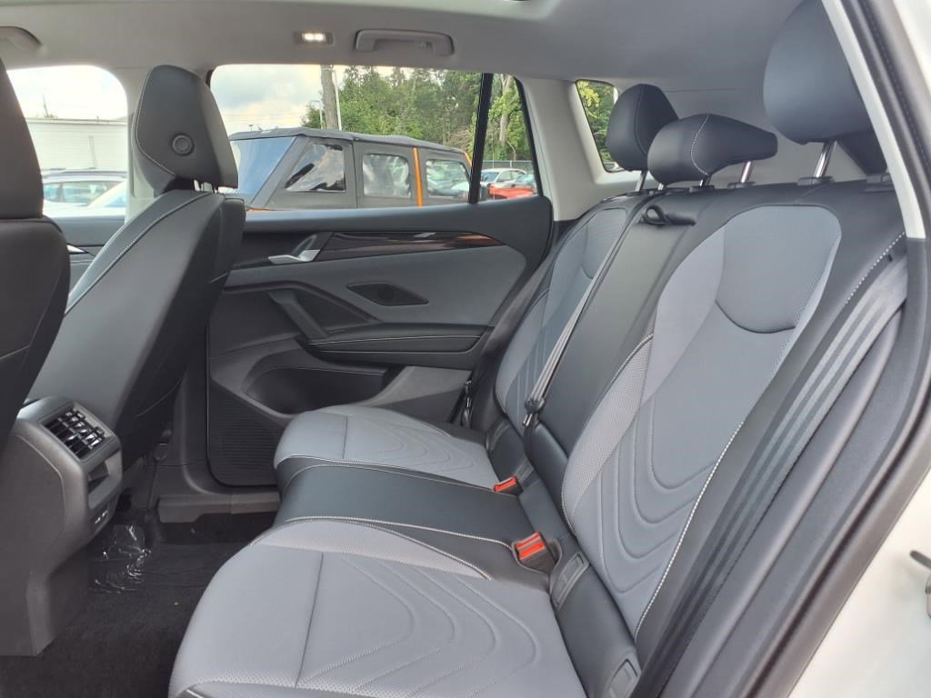 New 2025 Volkswagen Tiguan SE image 10