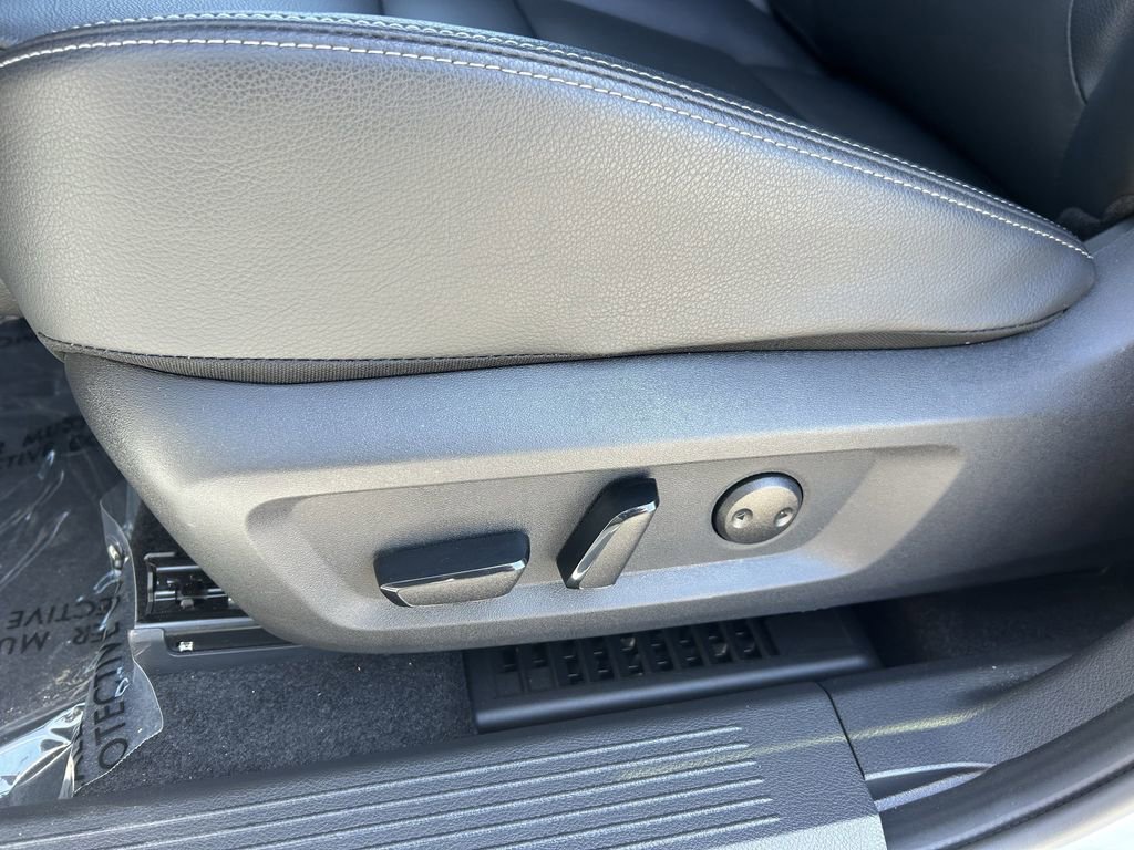 Used 2025 Nissan Rogue SL w/ SL Premium Package image 17