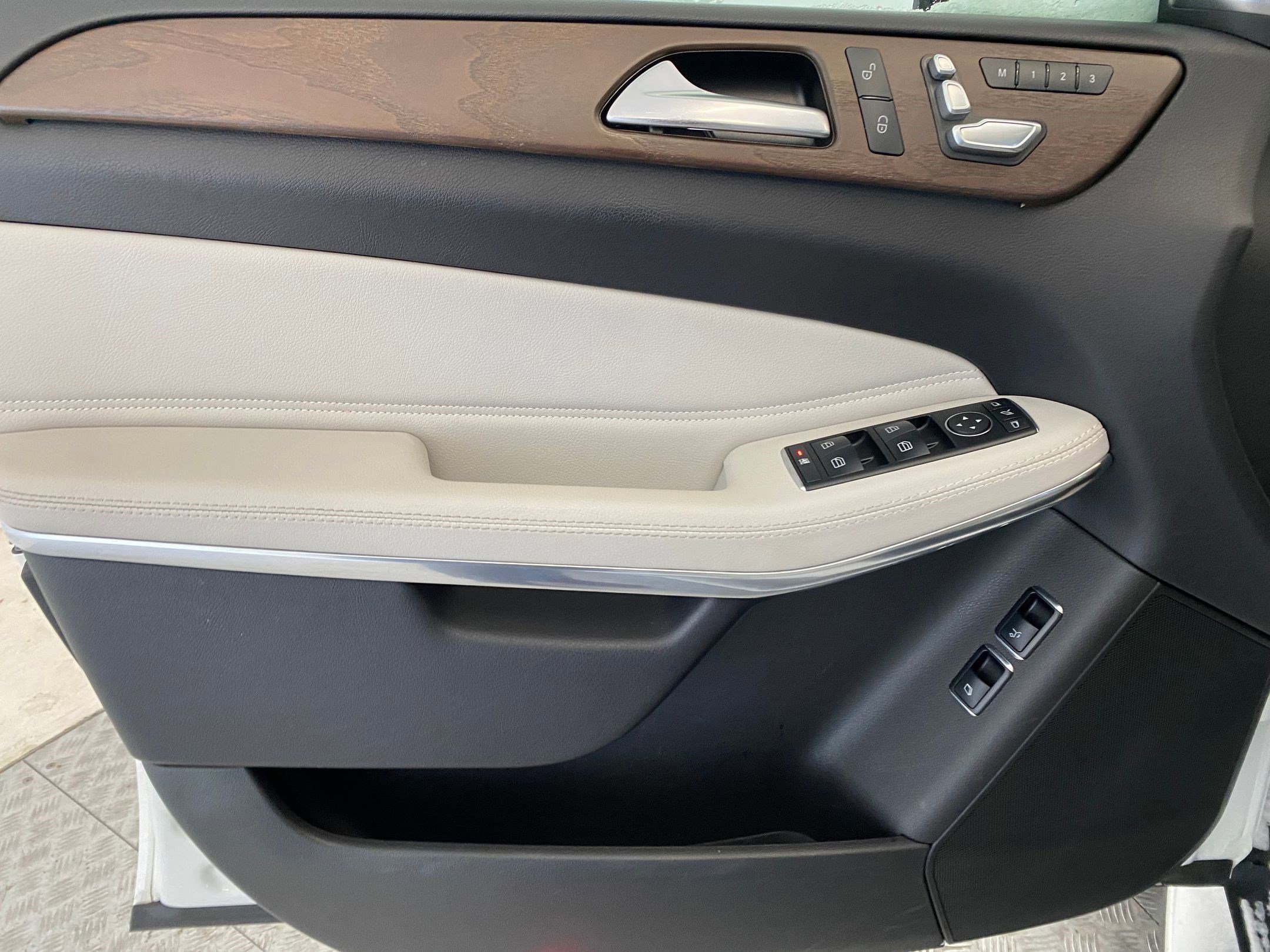 Used 2017 Mercedes-Benz GLS 550 4MATIC image 12