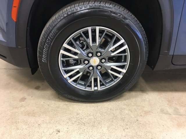 Used 2025 Chevrolet Traverse LT image 11