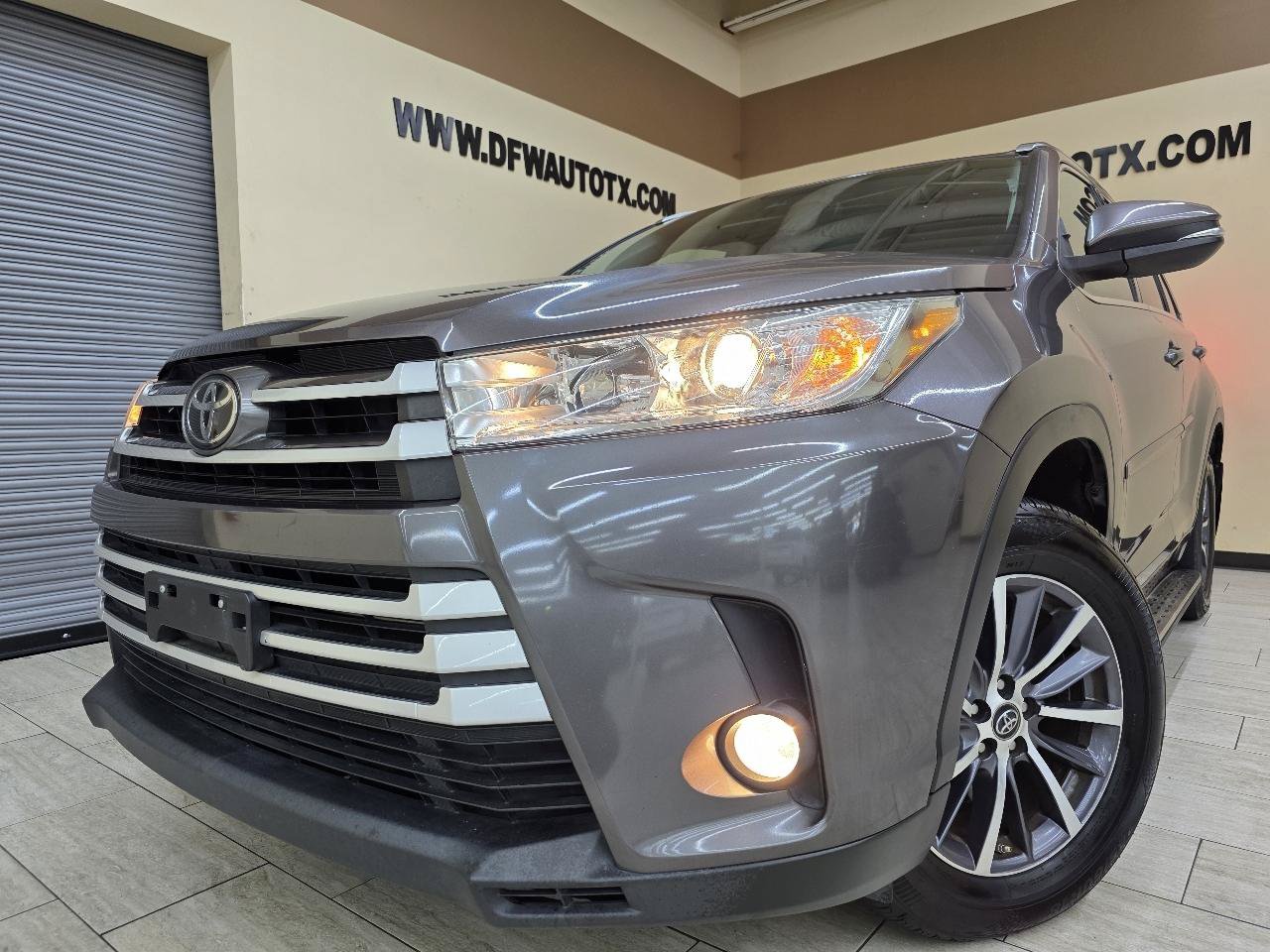 Used 2017 Toyota Highlander SE FWD image 1
