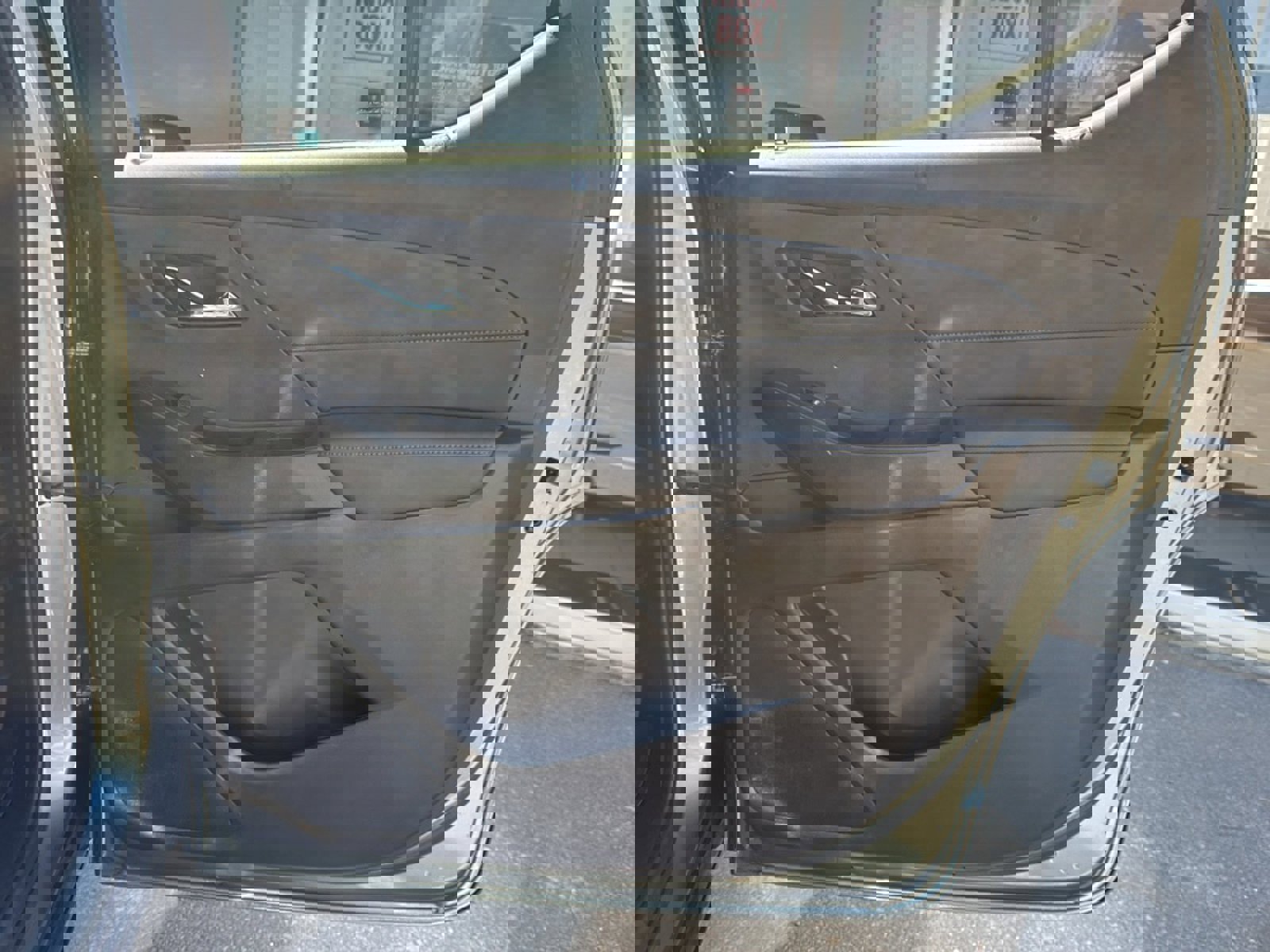 Used 2023 Chevrolet Traverse LT w/ Rear Camera Mirror Package image 23