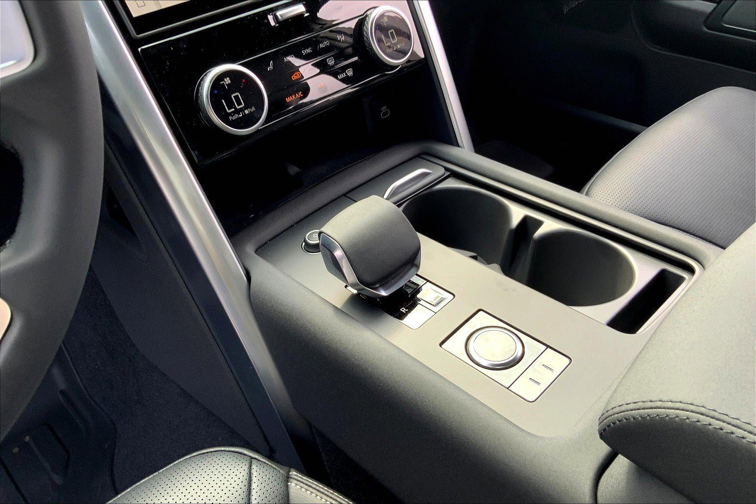 New 2025 Land Rover Discovery S image 8