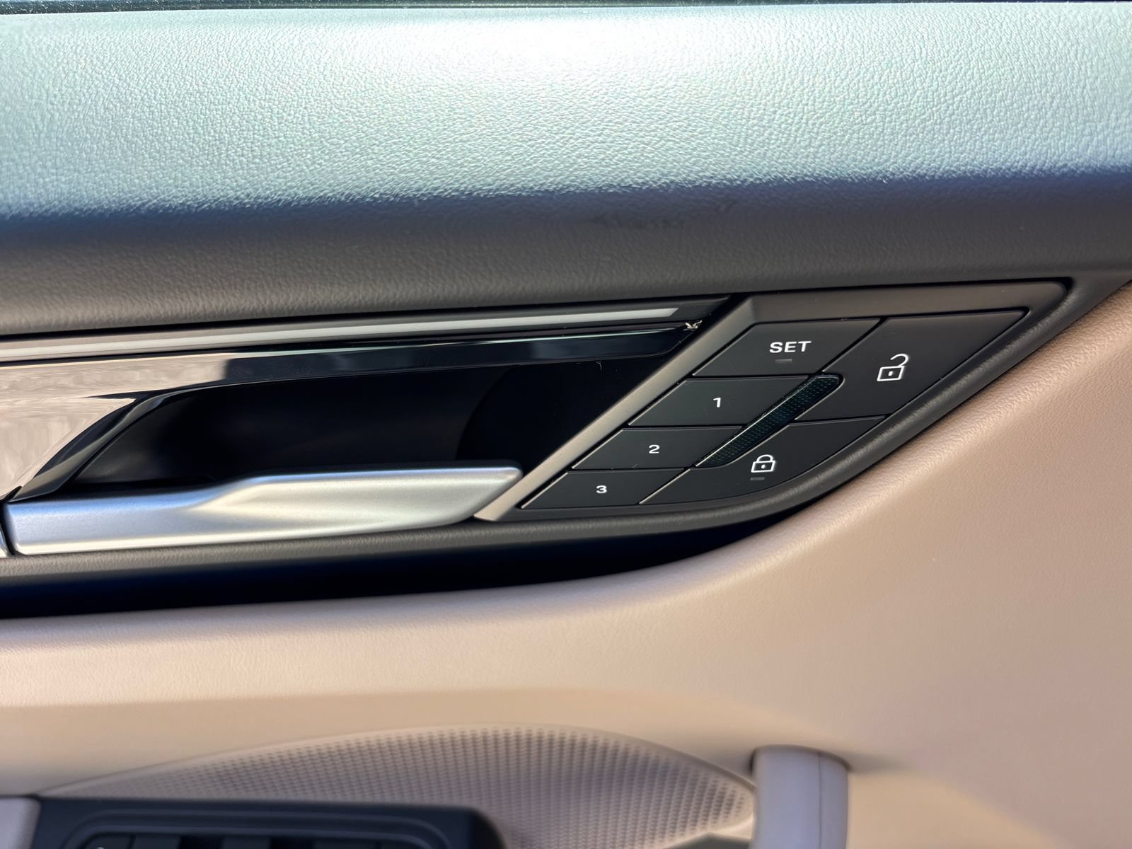 Used 2025 Porsche Macan Electric RWD image 18