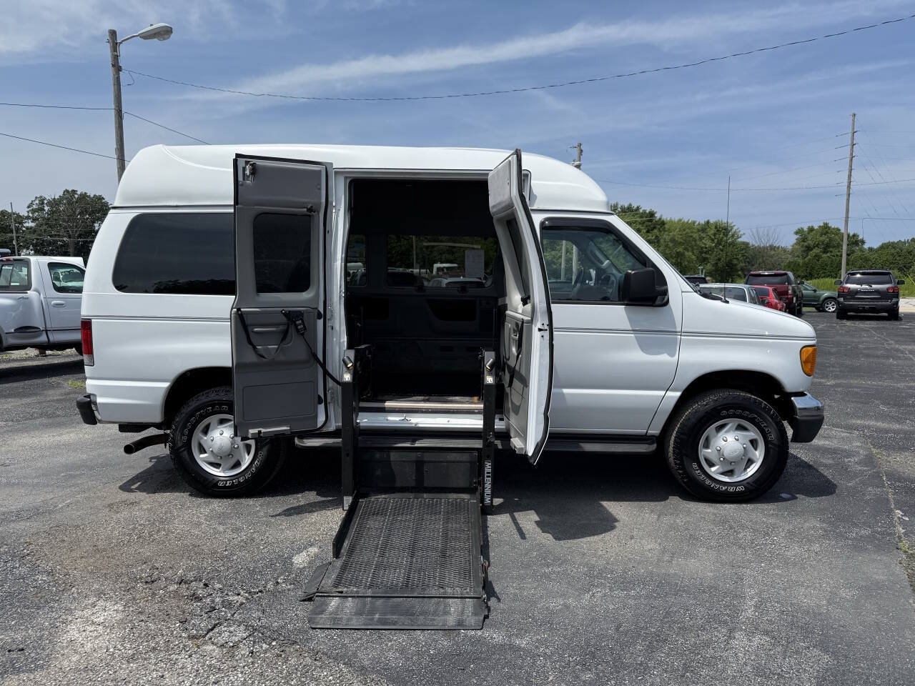 Used 2006 Ford E-350 and Econoline 350 XL RWD image 17