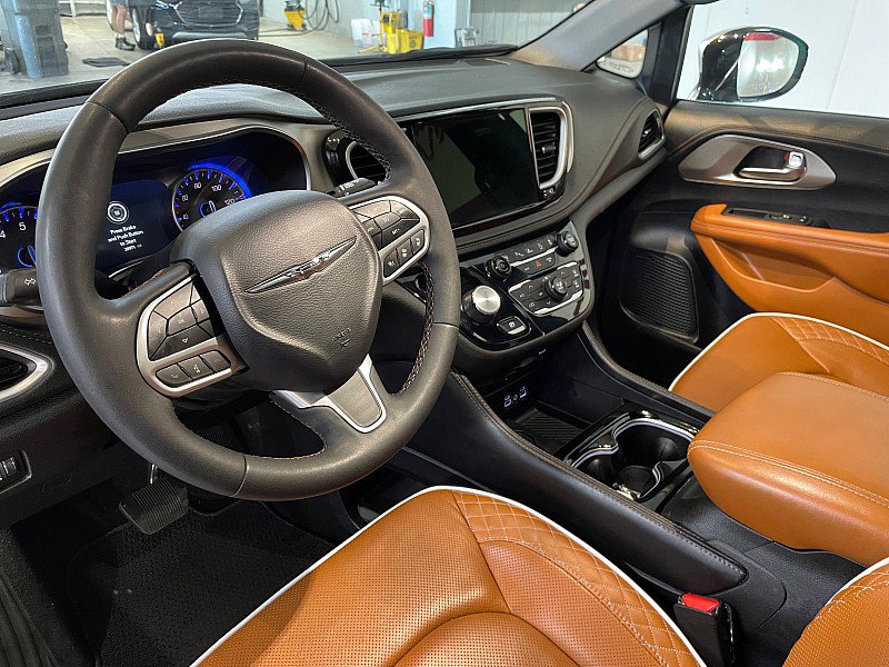 Used 2025 Chrysler Pacifica Pinnacle FWD image 8