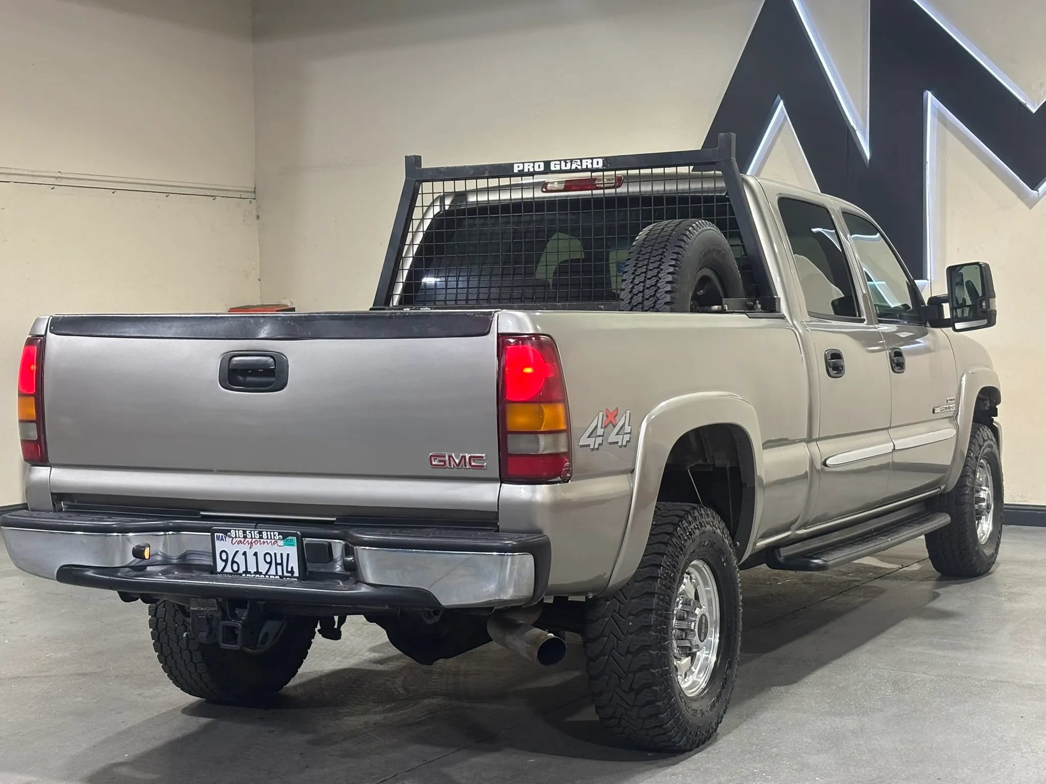 Used 2003 GMC Sierra 2500 SLT w/ SLT Preferred Equipment Group AWD/4WD image 4