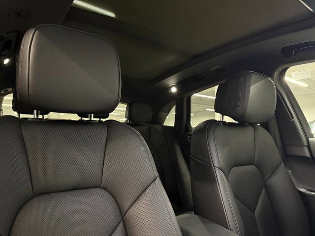Certified 2025 Porsche Macan AWD/4WD image 23