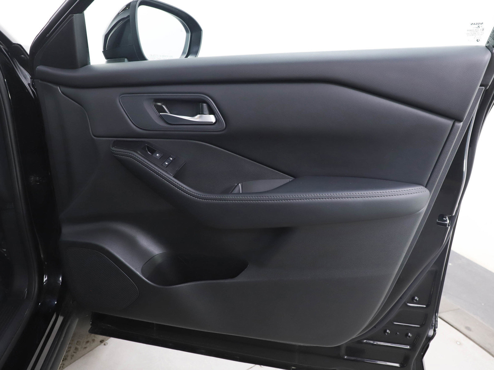 Used 2025 Nissan Rogue SV image 9