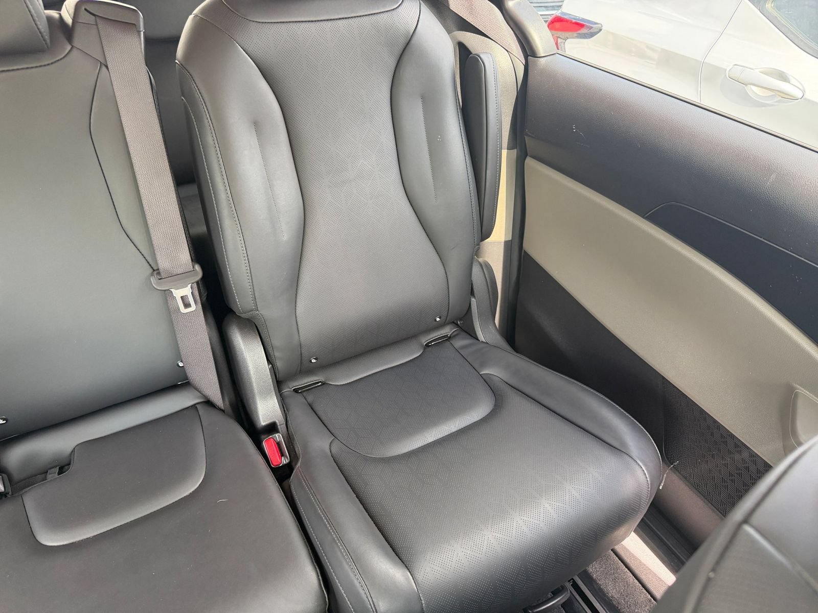 Used 2026 Kia Carnival FWD image 40