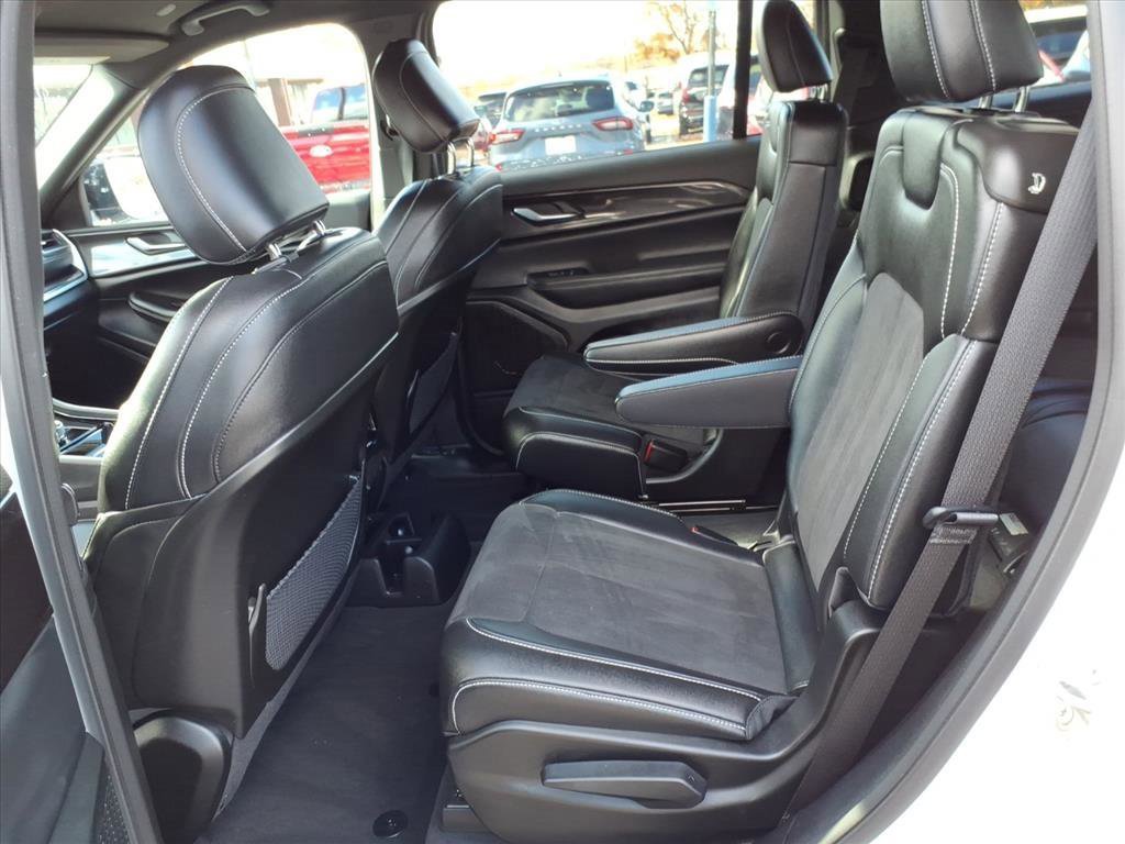 Used 2023 Jeep Grand Cherokee L Laredo image 11