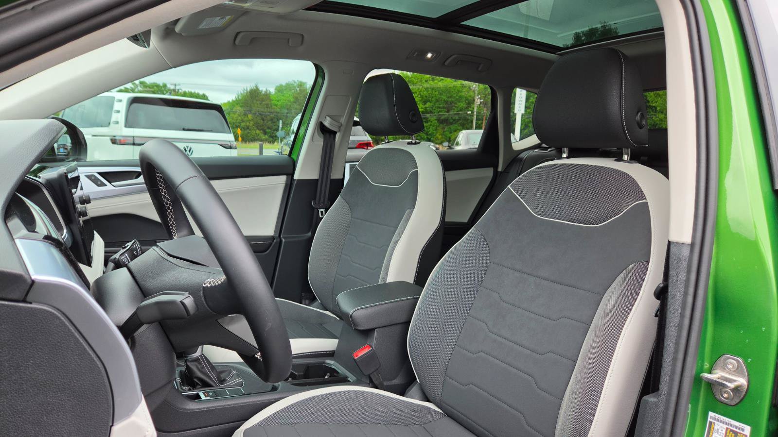 Certified 2025 Volkswagen Taos SE w/ Panoramic Sunroof Package FWD image 22