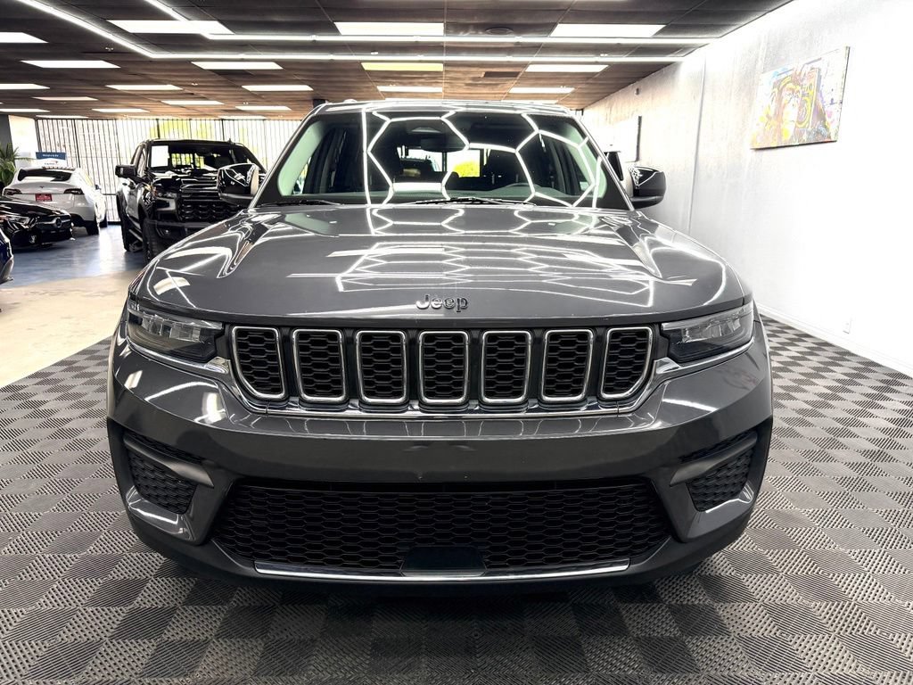 Used 2022 Jeep Grand Cherokee Laredo w/ Luxury Tech Group I RWD image 4