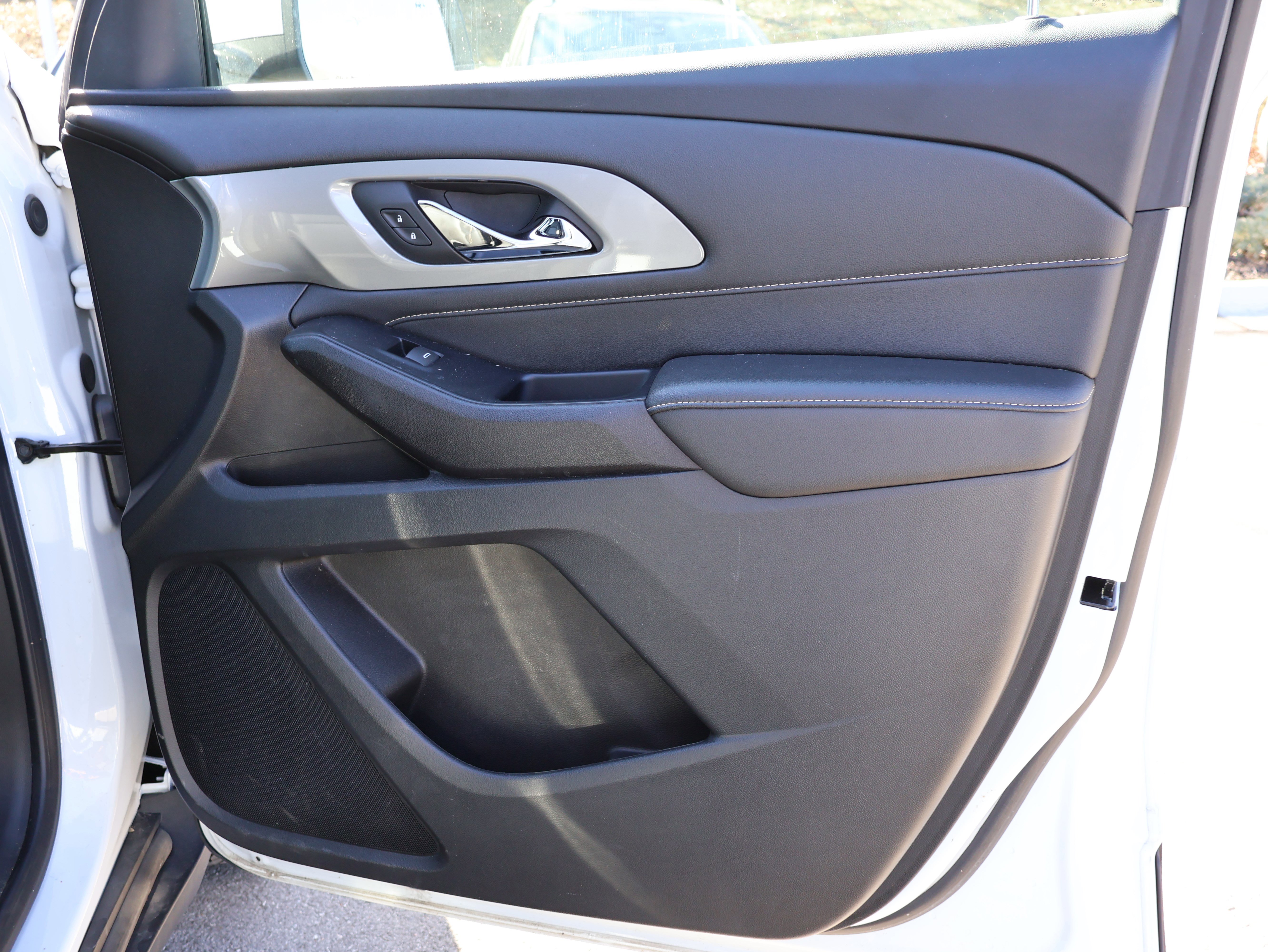 Used 2023 Chevrolet Traverse LT image 9