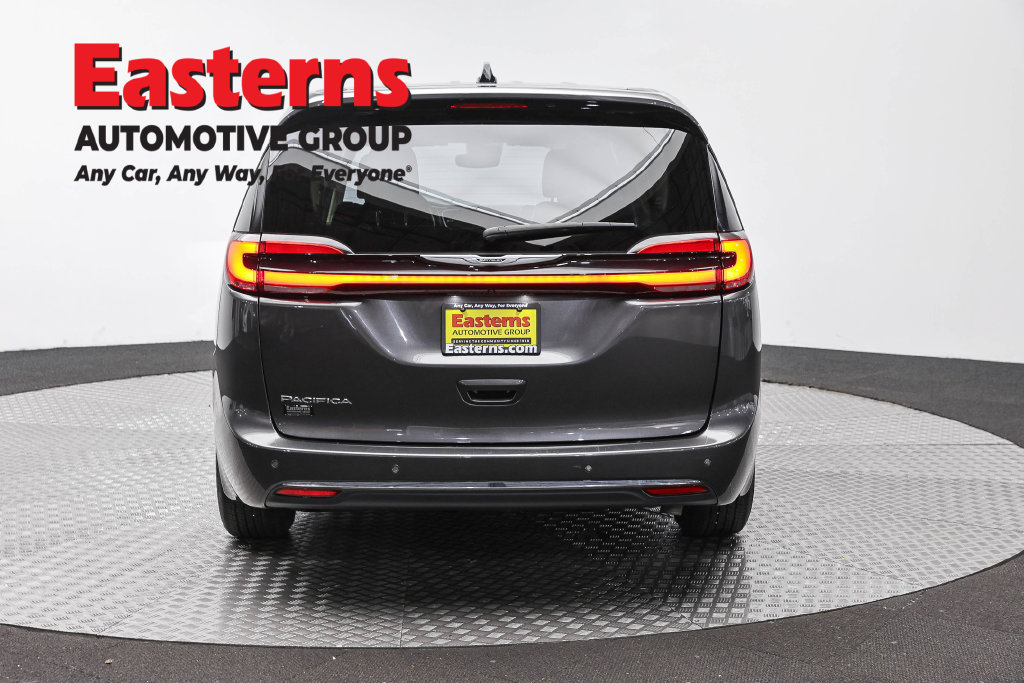Used 2023 Chrysler Pacifica Touring-L FWD image 8