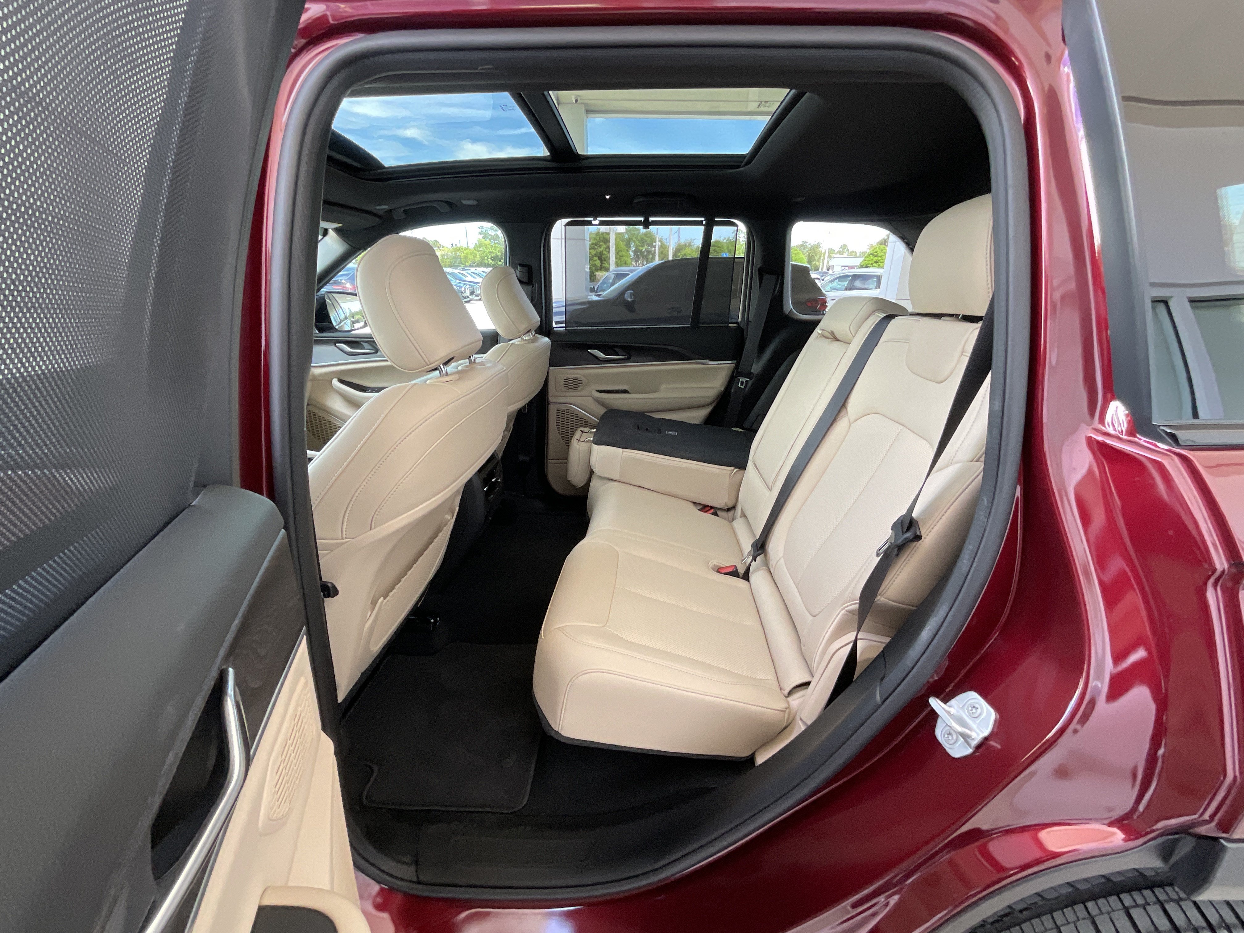 Used 2025 Jeep Grand Cherokee Limited w/ Luxury Tech Group II AWD/4WD image 26